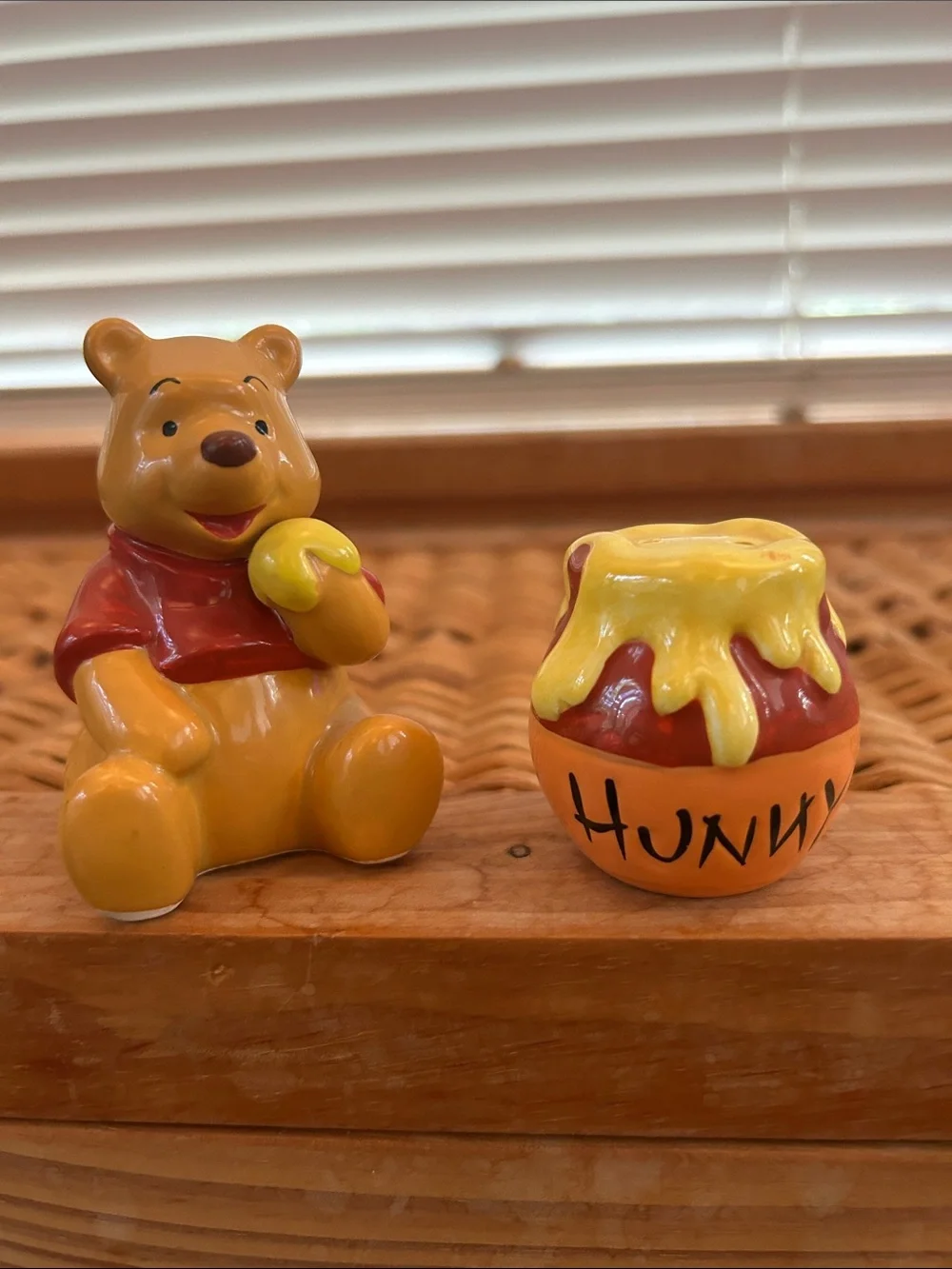 Disney Winnie the Pooh Ceramic Figurines w/Hunny Pot Salt & Pepper Shakers (LC)